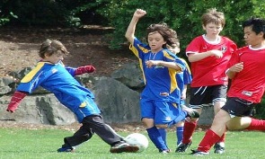niños jugando football4